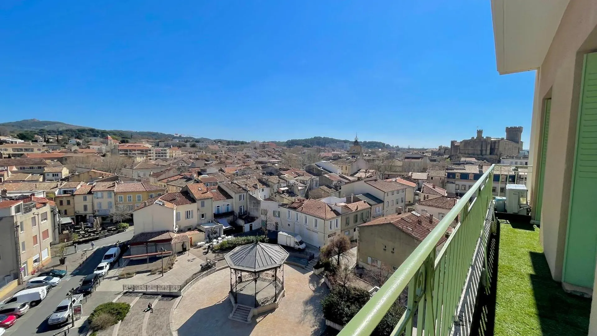 Le Panoramique Salonais Apartment